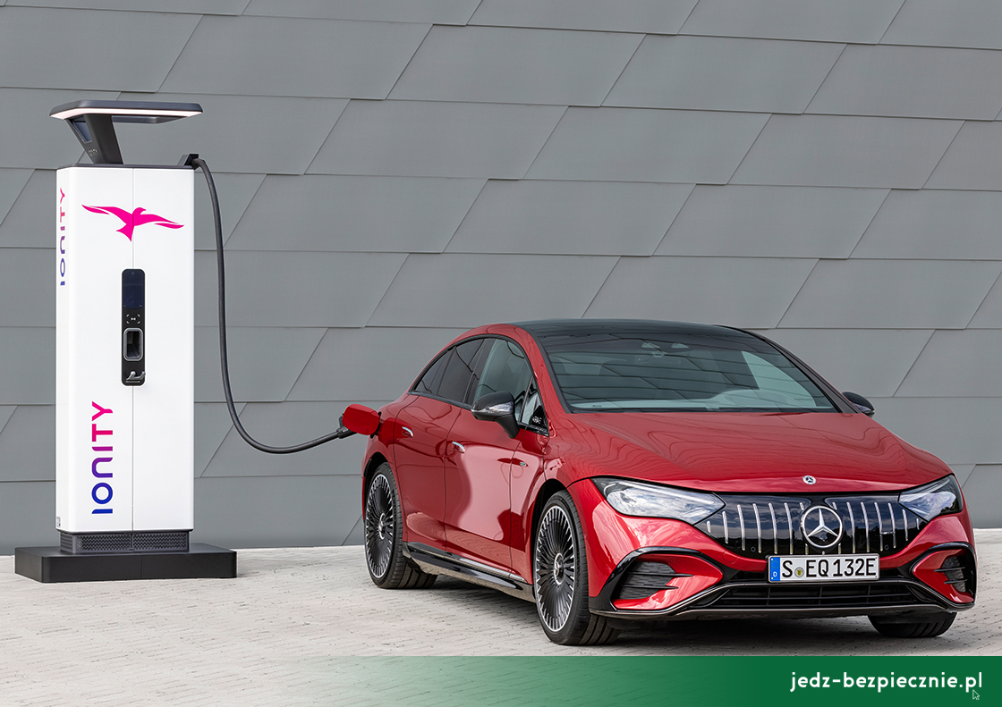 Premiera tygodnia - Mercedes-AMG EQE - widok podczas ładowania